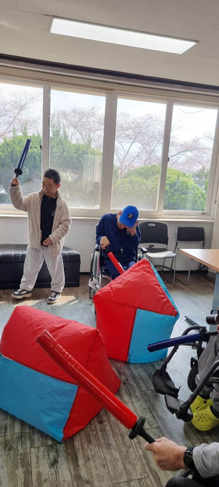 20250409 내 근육 어때 (1).jpg